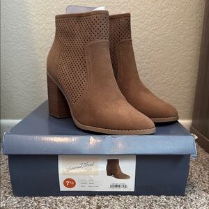 BNWT - Universal Thread Tan Perforated Ankle Booties